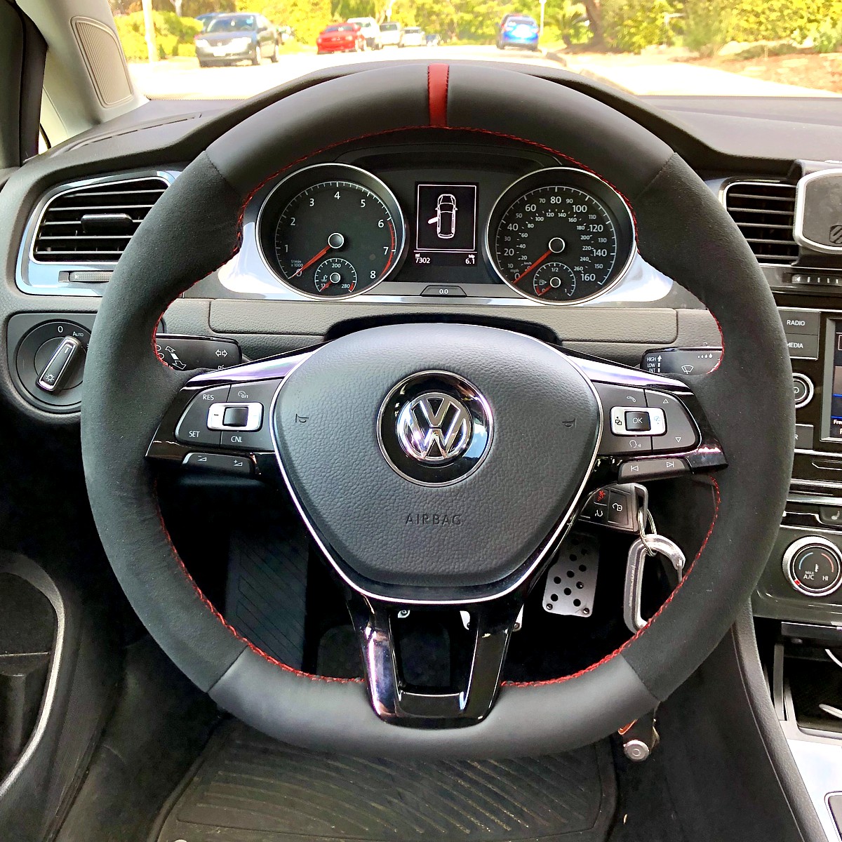 Steering wheel cover with stripes
